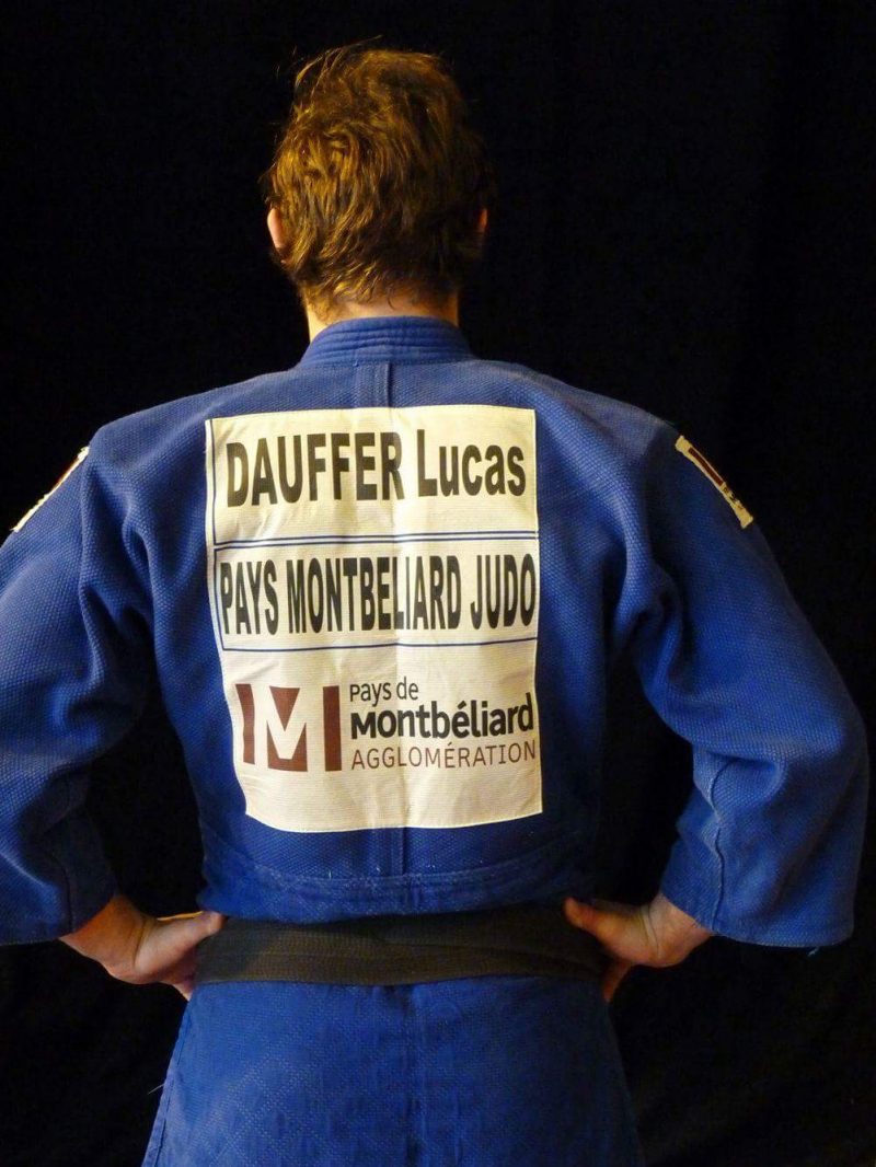 Lucas Dauffer, sportif de haut niveau et étudiant en génie électrique à l'INSA Strasbourg, dans son kimono bleu du club de judo du Pays de Montbéliard 